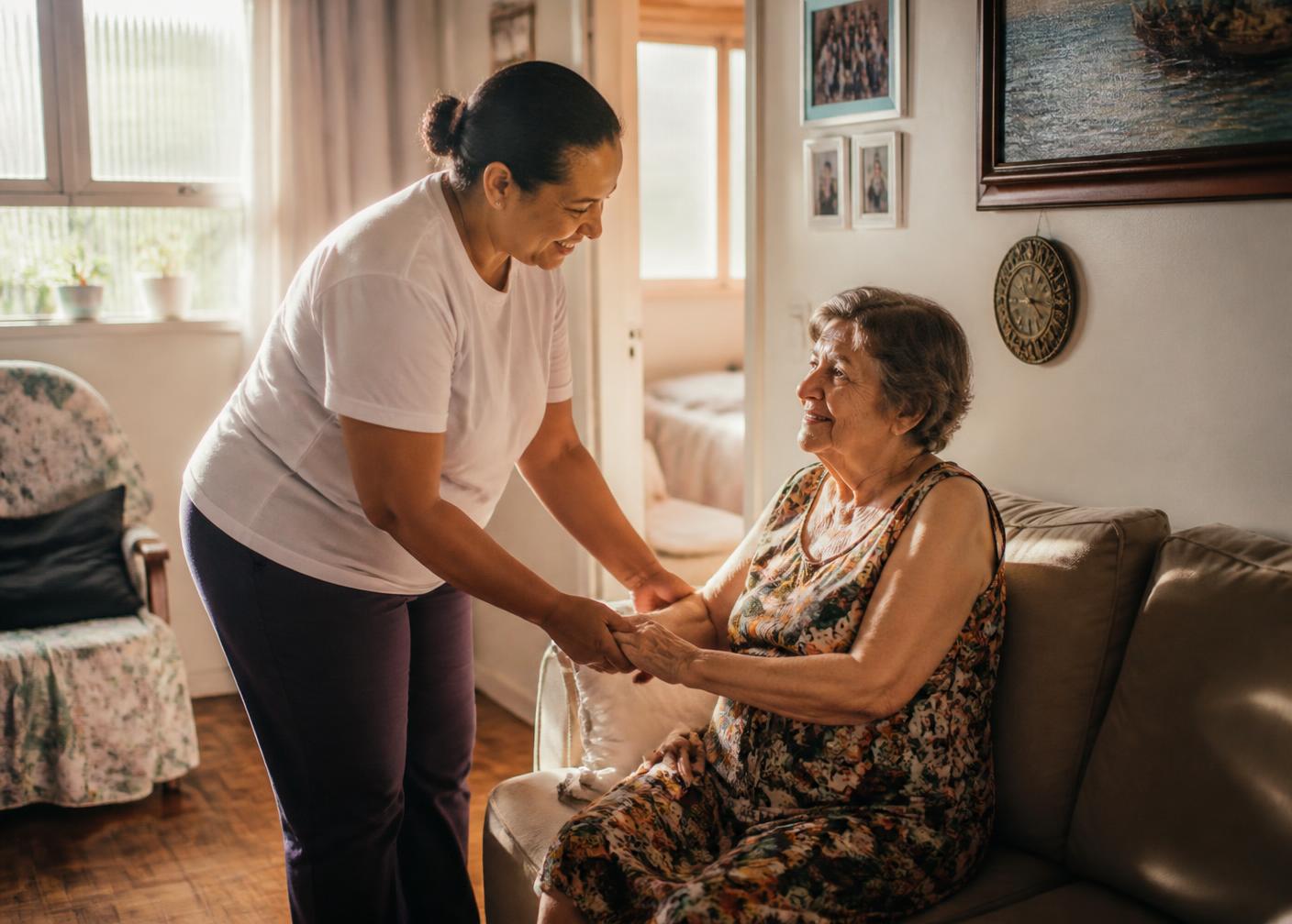 Profissional de Home Care acompanhando idosa em casa